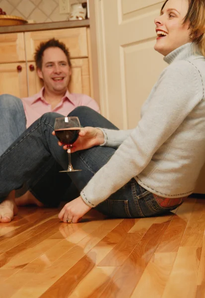 Casal comemorando com uma garrafa de vinho — Fotografia de Stock