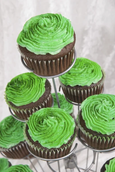 Green Icing On Chocolate Cupcakes For St. Patrick 's Day — стоковое фото