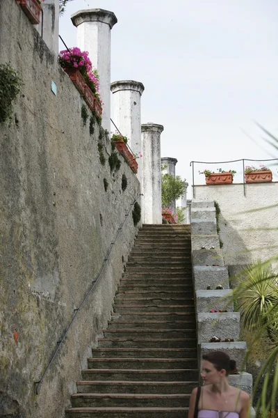 Frau steht unten im Treppenhaus — Stockfoto