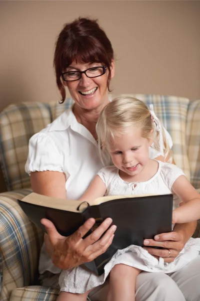 Babcia czytanie Biblii do jej wnuczka — Zdjęcie stockowe