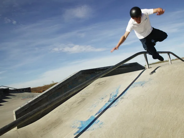 Skater boy падіння — стокове фото