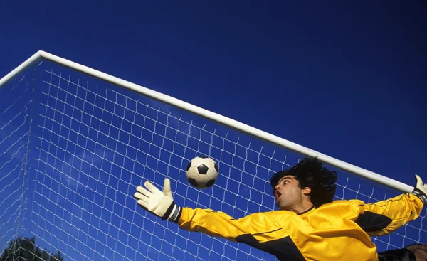 Goleiro pegando uma bola — Fotografia de Stock