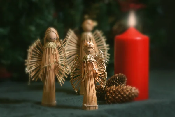 Boże Narodzenie anioły ozdoby i świeca — Zdjęcie stockowe