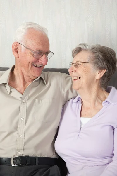 Retrato de una feliz pareja de ancianos — Foto de Stock