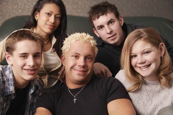 Gruppe af unge mennesker griner sammen - Stock-foto
