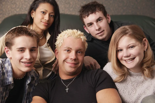 Gruppe junger Leute lacht zusammen — Stockfoto