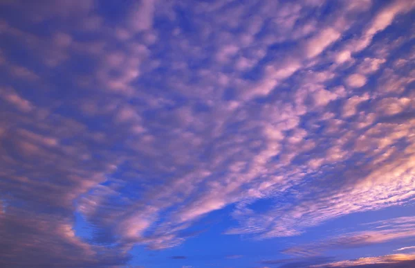 Bandas de nubes en el cielo —  Fotos de Stock