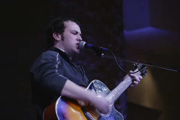Şarkı söyleyen ve gitar çalan adam — Stok fotoğraf
