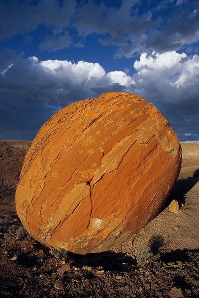 Large Red Boulder In Desert Valley, Red Rock Coulee, Альберта, Канада — стоковое фото