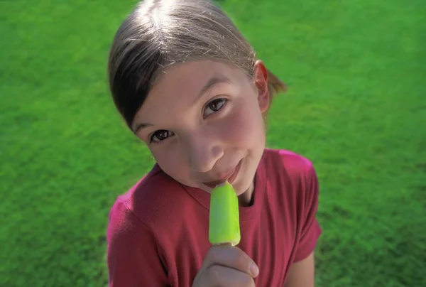 Dziewczyna z popsicle — Zdjęcie stockowe