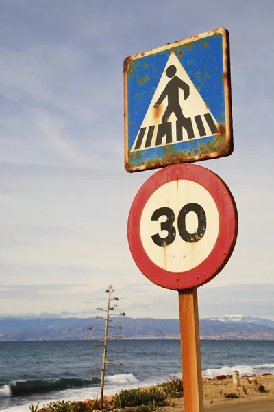 Panneaux routiers donnant sur la mer — Photo