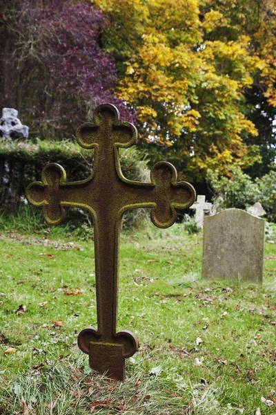 Kříž na hřbitově hrob markerovou — Stock fotografie