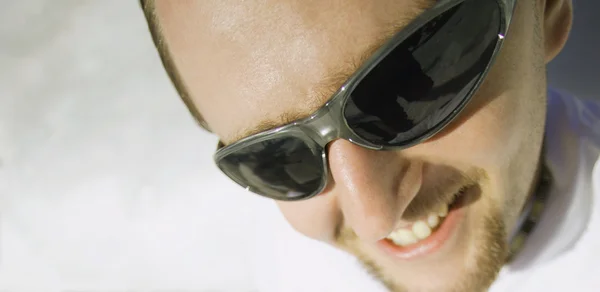 Hombre con gafas de sol — Foto de Stock