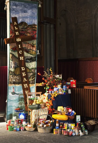 Niet-bederfelijke levensmiddelen items in een kerk — Stockfoto