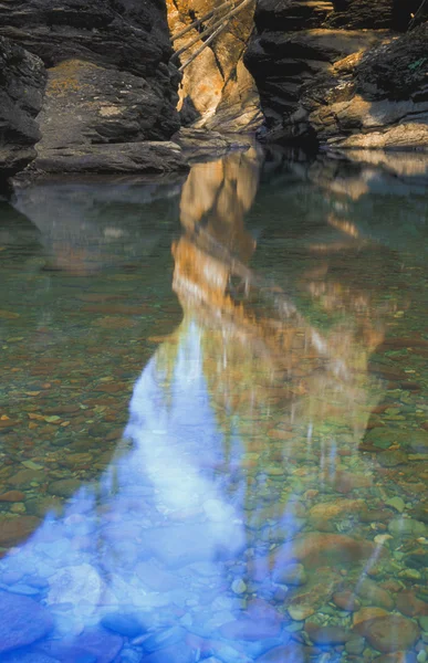 Płytkie górskiej rzece z dno kamieniste — Zdjęcie stockowe