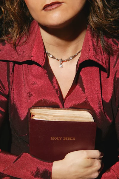 Frau hält Bibel in der Hand — Stockfoto