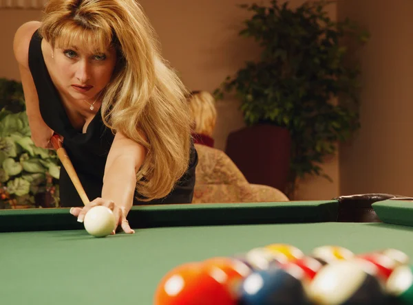 Frau spielt Pool — Stockfoto