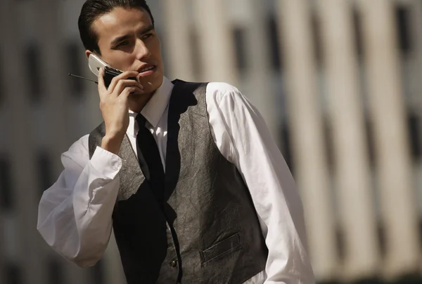 Hombre con teléfono celular — Foto de Stock