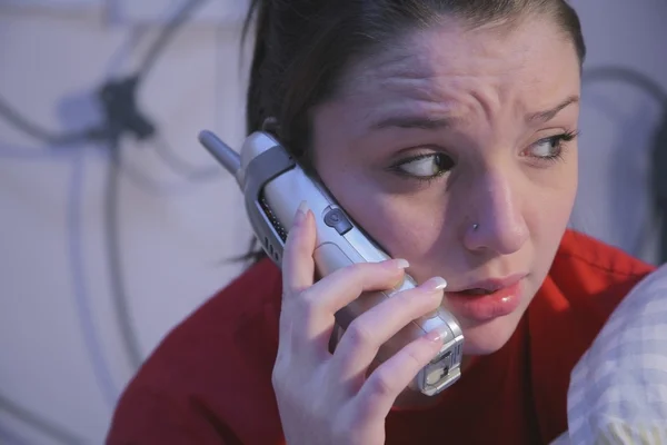 Preoccupato adolescente ragazza al telefono — Foto Stock
