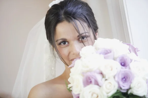 Sposa tenendo il suo bouquet — Foto Stock