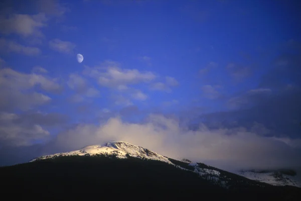 Snow Covered Mountain With Clouds And Moon Backdrop — Stock Photo, Image