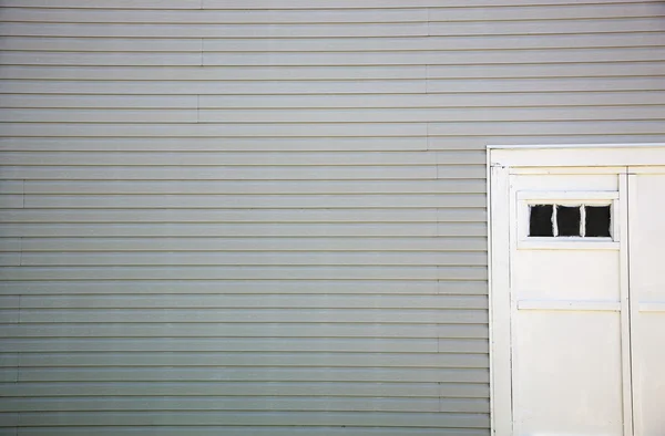 Porte blanche sur un garage — Photo