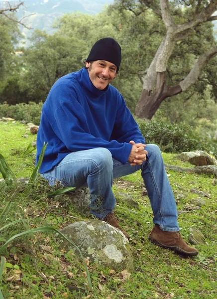 Retrato del hombre en el bosque — Foto de Stock