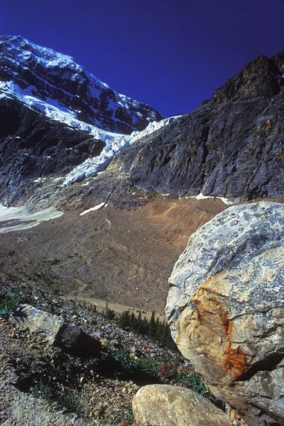 Lado de la montaña con grandes rocas y nieve —  Fotos de Stock