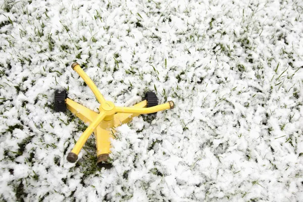 Gazon sprinkler op het gras in de sneeuw — Stockfoto