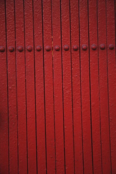 Eine rote Wand mit Nieten. troutdale, oregon, vereinigte staaten von amerika — Stockfoto