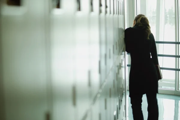 Uczeń na korytarzu szkoły — Zdjęcie stockowe