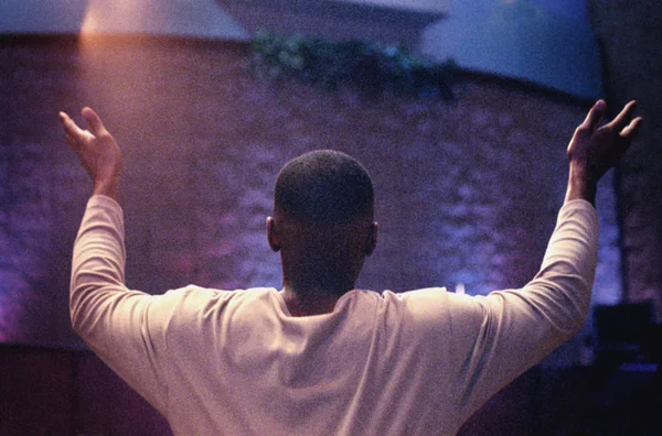 Man With Hands Raised In Worship — Stock Photo, Image