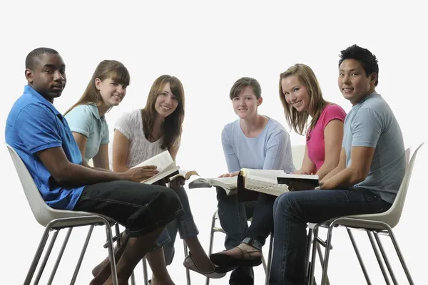 Divers groupes de jeunes chrétiens adultes — Photo