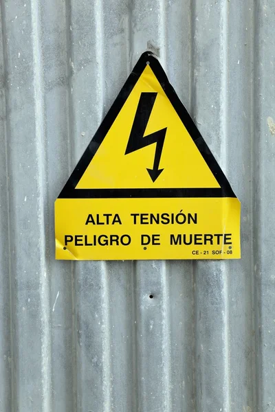 Señal de lengua española Alta tensión - Peligro de muerte —  Fotos de Stock