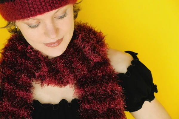 Kvinna som bär vinter mössa och halsduk — Stockfoto