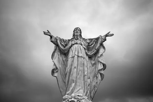 Statua di Gesù Cristo con le braccia distese sotto un cielo nuvoloso — Foto Stock