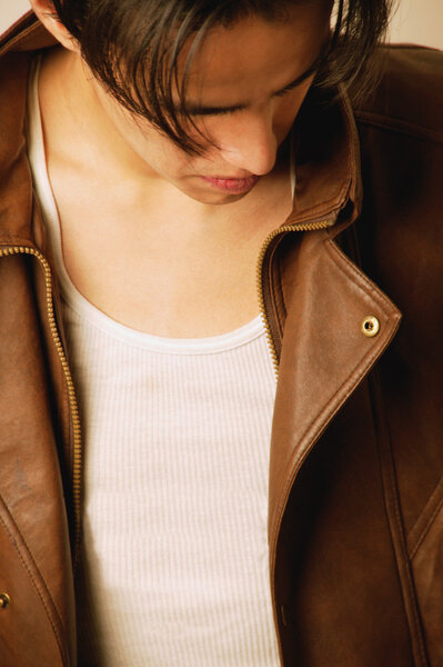 Молодой человек в коричневой кожаной куртке
