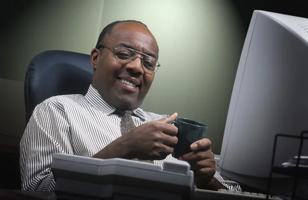 Üzletember dolgozik a számítógépen, és ivott tea — Stock Fotó
