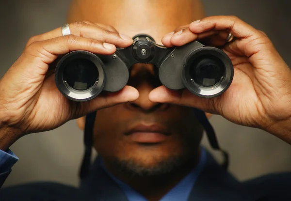 Geschäftsmann mit Fernglas — Stockfoto