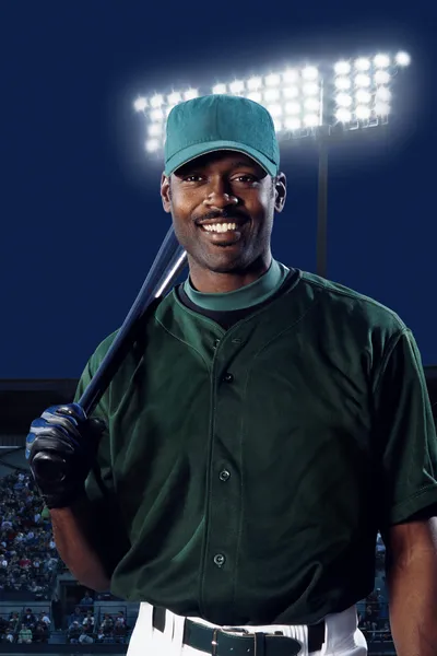 Jugador de béisbol con murciélago en el hombro — Foto de Stock