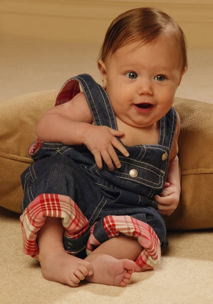 Baby liggend in Amerikaanse overalls — Stockfoto