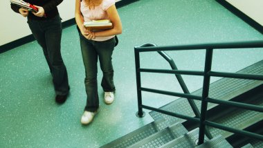 Öğrenciler sınıfa gidiyor