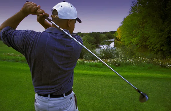 Suivre à travers de Tee Shot golfeur — Photo