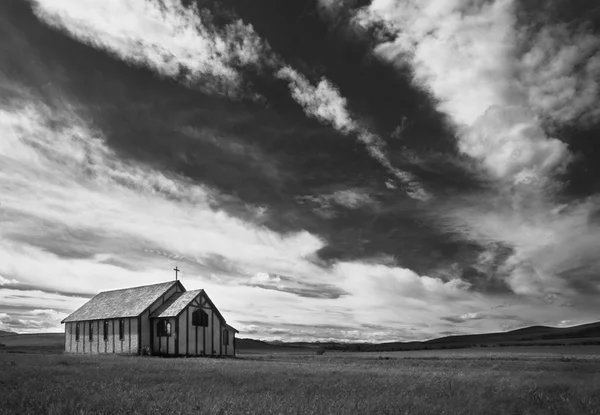 Igreja do país pequeno no campo de grama em preto e branco — Fotografia de Stock