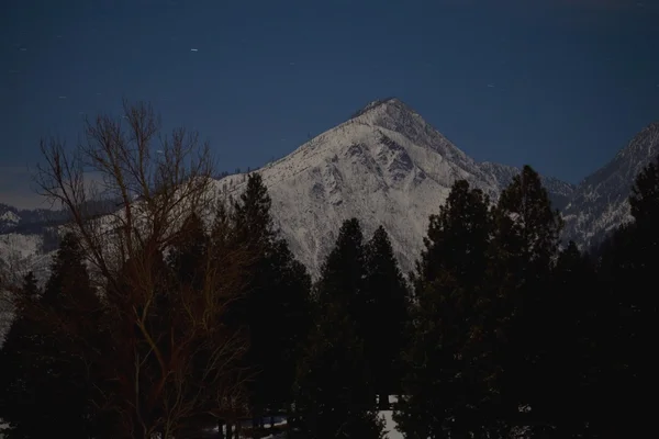 Гора ночью — стоковое фото