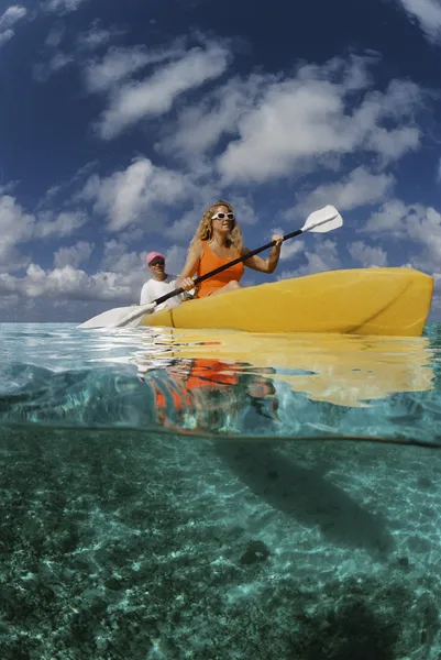 Turistas viajando en kayak — Foto de Stock