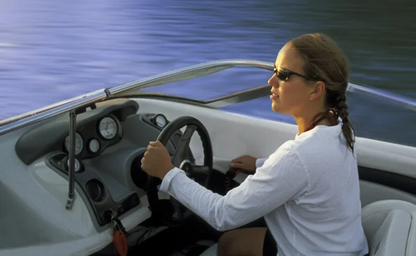 Vrouw drijvende speedboot — Stockfoto