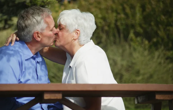 Coppia Condividi un bacio — Foto Stock