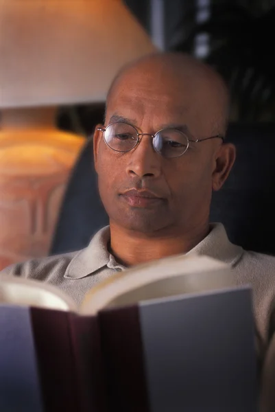 Hombre leyendo —  Fotos de Stock