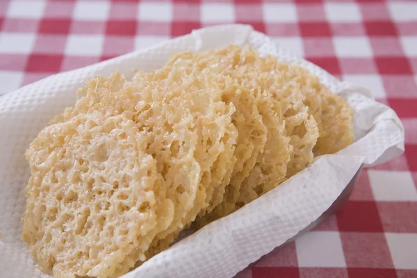 Parmesan Cheese Laces In A Basket On A Red Checkered Table Cloth — Stock Photo, Image